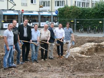 Spatenstich in Leimen vor den Fundamenten der historischen Stadtmauer